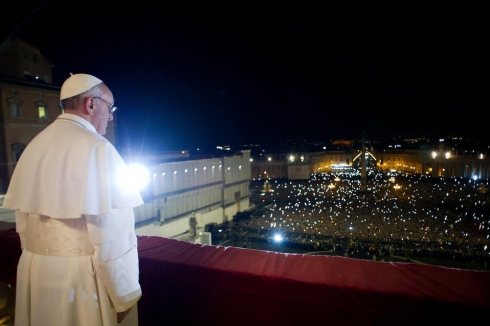El Papa Francisco en su primer aparición pública en la plaza de San Pedro